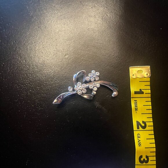 Vintage Silver Tone Bar Brooch with Clear Rhinestone Flower Design - Picture 5 of 5